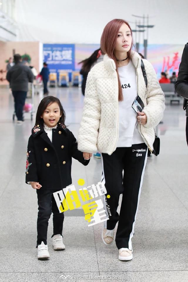 
Tuy nhiên người hâm mộ đã cho thấy đoạn clip này được ghi vào cuối tháng 12/2017 khi Điềm Hinh xuất hiện tại sân bay Cáp Nhĩ Tân cùng mẹ.