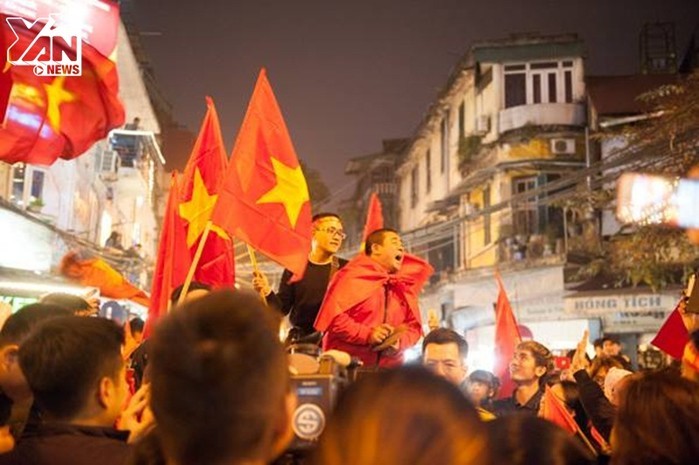 
Người dân Hà Nội cùng nhau "diễu hành" trên các tuyến phố rồi tập trung tại trung tâm thành phố Hồ Hoàn Kiếm