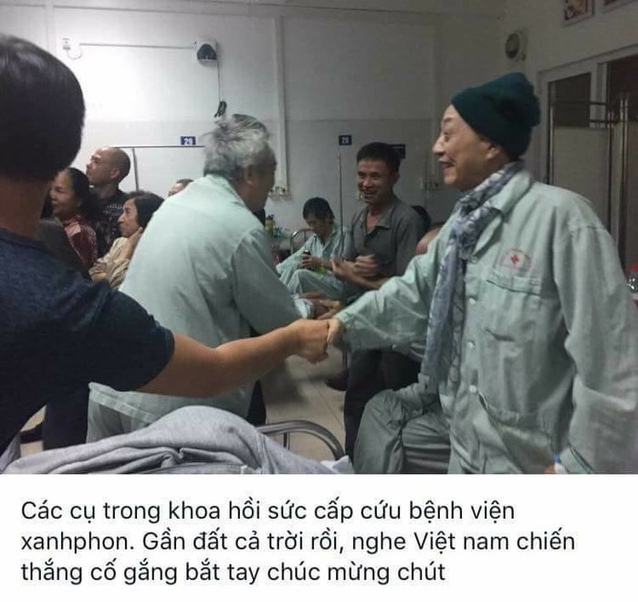 
Dù đang bệnh nặng, nhưng nghe Việt Nam chiến thắng, các cụ trong khoa hồi sức cấp cứu cũng cố gắng ngồi dậy bắt tay chúc mừng
