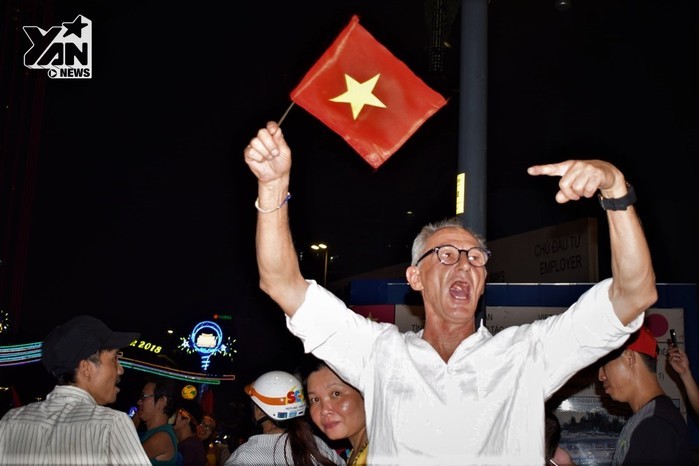 
Ông tây hô hào cùng mọi người khi U23 Việt Nam chiến thắng