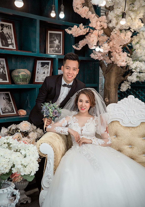  
Tiền đạo Lê Thanh Bình vừa tổ chức đám cưới với cô bạn gái Đỗ Diệu Trang vào hồi tháng 5/2017. Được biết, bà xã của anh hiện làm công việc kinh doanh online.