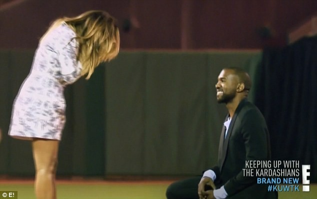
Kanye mạnh tay thuê cả sân bóng để cầu hôn Kim.