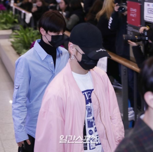 
Bộ đôi mỹ nam Kang Daniel và Hwan Min Hyun trùm kín xuất hiện tại sân bay.