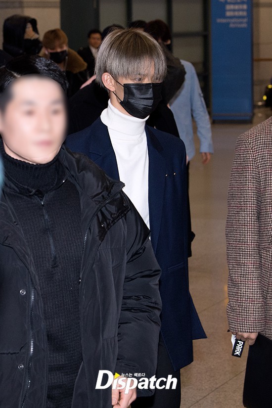 Dàn trai đẹp Wanna One tiều tụy giữa sân bay sau sự cố fan hâm mộ bị bắt