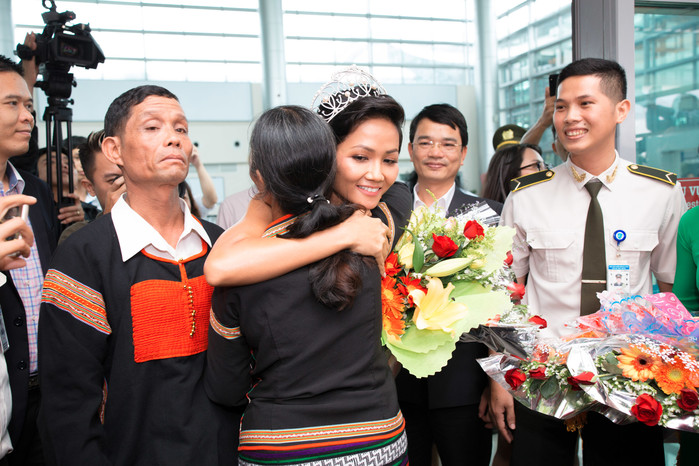 Vừa trở về quê, Hoa hậu H'Hen Niê đã nhận được bằng khen và thưởng nóng