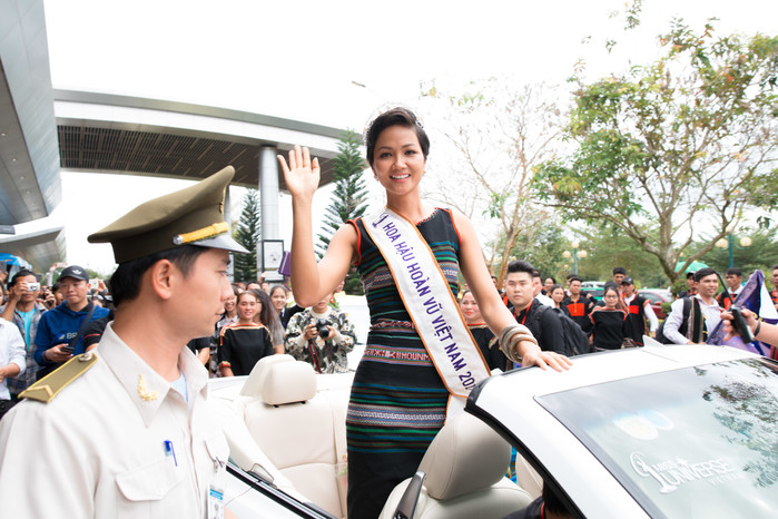 
Tân Hoa hậu Hoàn vũ Việt Nam 2017 hạnh phúc trong sự chào đón nồng nhiệt của người dân địa phương.