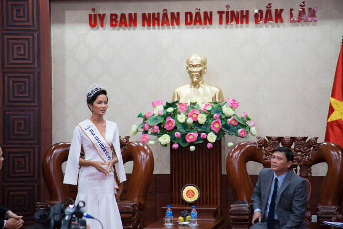 Vừa trở về quê, Hoa hậu H'Hen Niê đã nhận được bằng khen và thưởng nóng