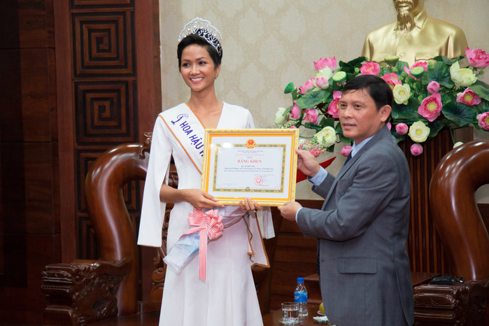 
Tân Hoa hậu H'Hen Niê nhận bằng khen và phần thưởng nóng tiền mặt 30 triệu đồng.