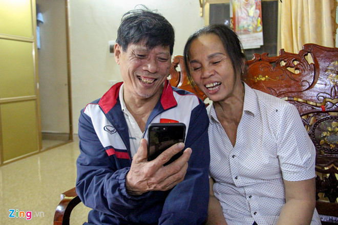 
Cuộc trò chuyện của vợ chồng ông Quang với con trai qua Facebook sau chiến thắng của U23 Việt Nam. Ảnh: Phạm Trường.