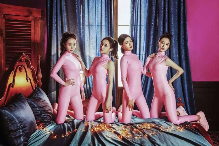 Nhóm nhạc nữ Kpop mặc quần bó sát để nhún nhảy
