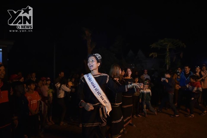 Tạm quên hình ảnh Hoa hậu, H'Hen Niê chân đất nhảy múa tưng bừng cùng buôn làng