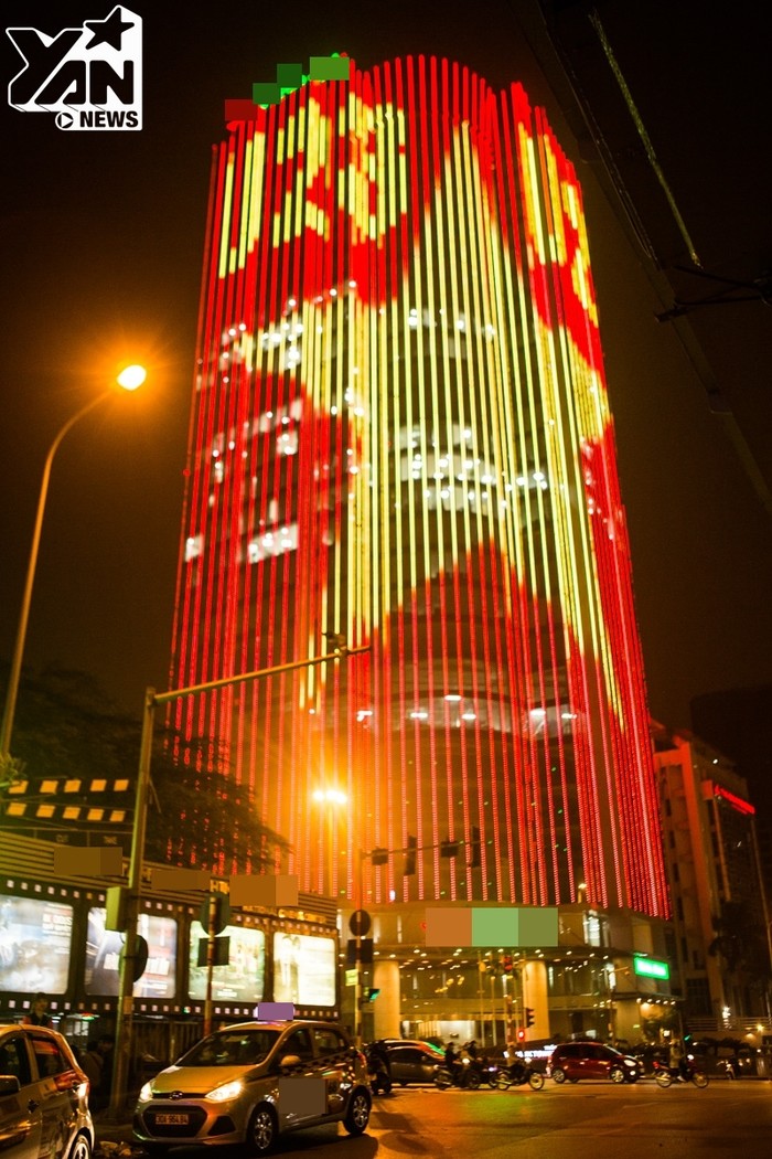 Tòa cao ốc tại Hà Nội bất ngờ rực sáng hình quốc kỳ và dòng chữ U23 trước thềm bán kết đầy cam go