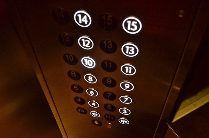 
Nếu bạn bước vào thang máy và có người đi theo, và bạn cảm thấy họ có ý đồ xấu với mình, thì tốt nhất hãy bấm hết tất cả các nút để thang máy dừng lại và mở cửa ở tất cả các tầng. Có như thế kẻ đó sẽ không dám tấn công hay làm gì bạn. Thậm chí bạn còn có thể nhân lúc có người bước vào thang máy để chạy ra ngoài.