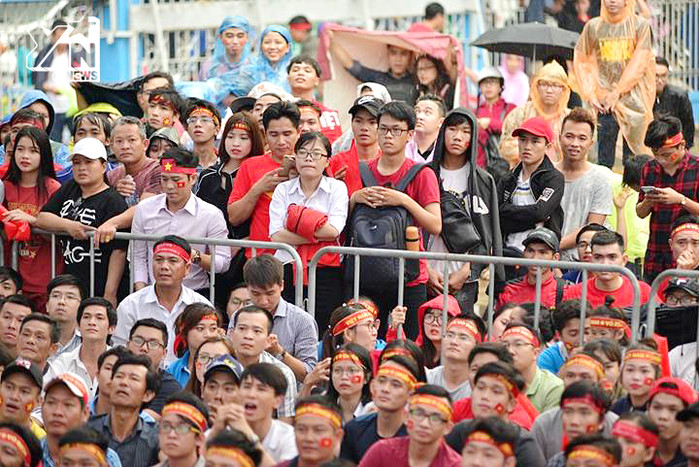 
Tuy nhiên người dân Việt Nam vẫn nhiệt tình "đội mưa" theo dõi trận đấu