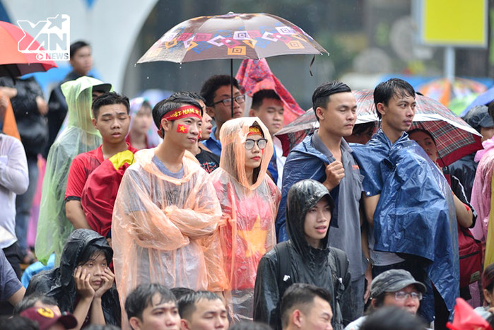 Mặc trời mưa, hàng nghìn người dân Sài Gòn vẫn tập trung tại NTĐ dõi theo tuyển U23 Việt Nam
