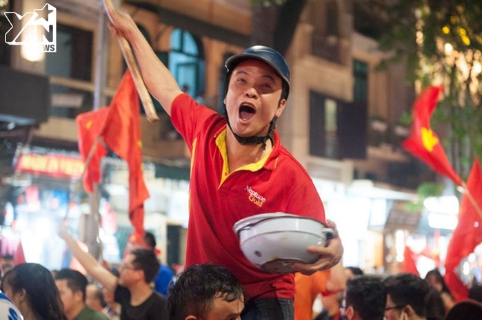 
Hàng triệu CĐV đổ ra đường ăn mừng chiến thắng lịch sử của U23 Việt Nam.