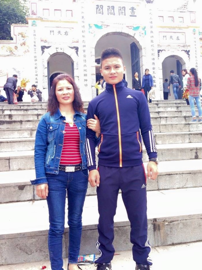 
Ngay cả khi đi cùng mẹ, Quang Hải cũng diện một bộ đồ trông khá giản dị, đậm chất thể thao là áo khoác hoodie cùng quần jogger họa tiết kẻ sọc và sneaker.