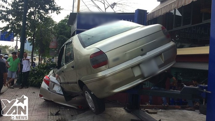Sài Gòn: “Xế hộp” lao vào vỉa hè húc văng xe ô tô đang sửa chữa, nhiều người thoát chết