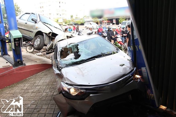 
2 túi khí trong chiếc xe ô tô bung ra kịp thời nên tài xế chỉ bị thương nhẹ.