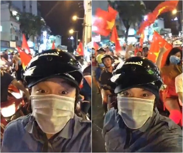 
Anh Hai - Lam Trường diện sơ mi màu ghi đơn giản vừa phất cờ vừa livestream ngay trên chiếc xe máy của mình.