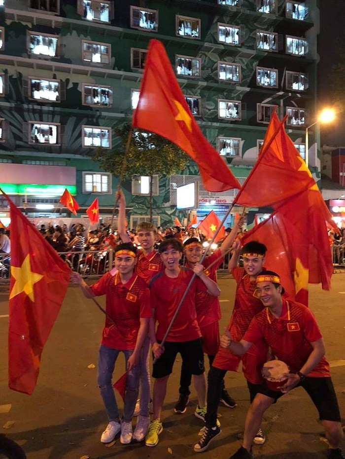 
Diễn viên hài Anh Đức cùng ''đồng bọn'' lại ''tập kết'' với những chiếc áo phông đỏ, polo in hình cờ Việt Nam cung băng cột đầu.