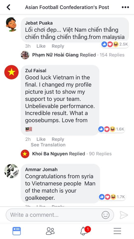 
Cổ động viên Malaysia lại viết hẳn tiếng việt. Ngoài ra, một cổ động viên khác còn thay hẳn avatar thành cờ đỏ sao vàng, quốc kỳ của Việt Nam để thể hiện sự ủng hộ của mình cho tuyển U23 Việt Nam.