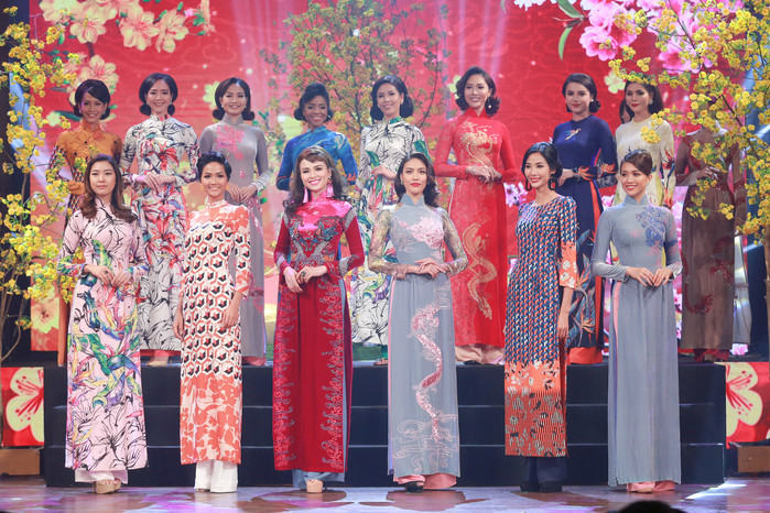 
Hoa hậu H'Hen Niê khoe sắc cùng dàn mỹ nhân Việt đình đám trong tà áo dài đầy tinh tế và thanh lịch. Đây cũng là lần hiếm hoi các người đẹp cùng xuất hiện trong một chương trình thời trang, tạo điểm nhấn thú vị cho chương trình. 