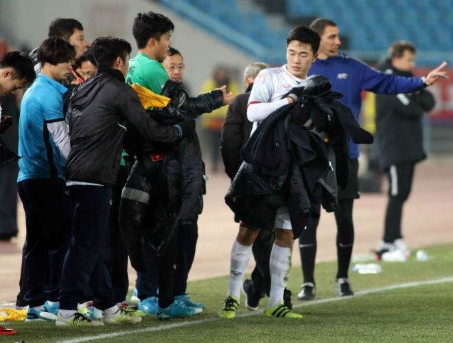  
Xuân Trường xin ra khỏi sân để lấy áo khoác cho đồng đội vì nhiệt độ ở Thương Châu lúc đó xuống rất thấp