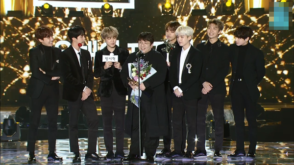 
BTS chúc mừng CEO Bang Shi Hyuk chiến thắng Best Producer.