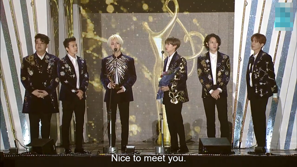 
Super Junior bật khóc khi nhận được giải thưởng.