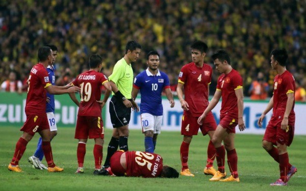 
Trọng tài Ma Ning đã nhận lấy rất nhiều chỉ trích sau những tình huống cắt còi không công tâm trong trận đấu lượt đi bán kết AFF Suzuki Cup giữa Việt Nam và Malaysia.