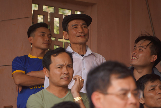 
Bố thủ môn Tiến Dũng, ông Bùi Văn Khánh (áo trắng) lặng lẽ đứng sau theo dõi con trai và đội tuyển U23 Việt Nam thi đấu trong trận bán kết. Ảnh: Nguyễn Dương.