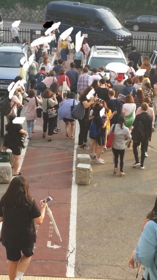 
Hình ảnh fan cuồng vây kín tại kí túc xá của Wanna One.