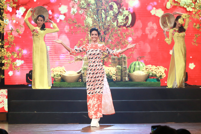 
Tuy hội tụ dàn mỹ nhân Việt đình đám từ cuộc thi Hoa hậu Hoàn vũ Việt Nam 2017 những nổi trội nhất vẫn là Hoa hậu H'Hen Niê trong tà áo dài đậm chất Việt.