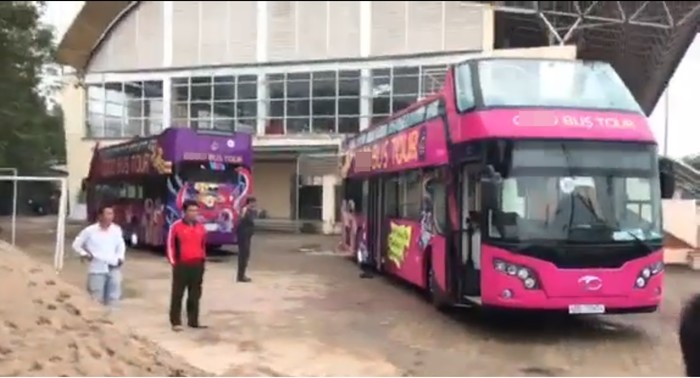 Hai chiếc xe buýt hiện đã về tới trụ sở VFF để chuẩn bị (Ảnh cắt từ clip)