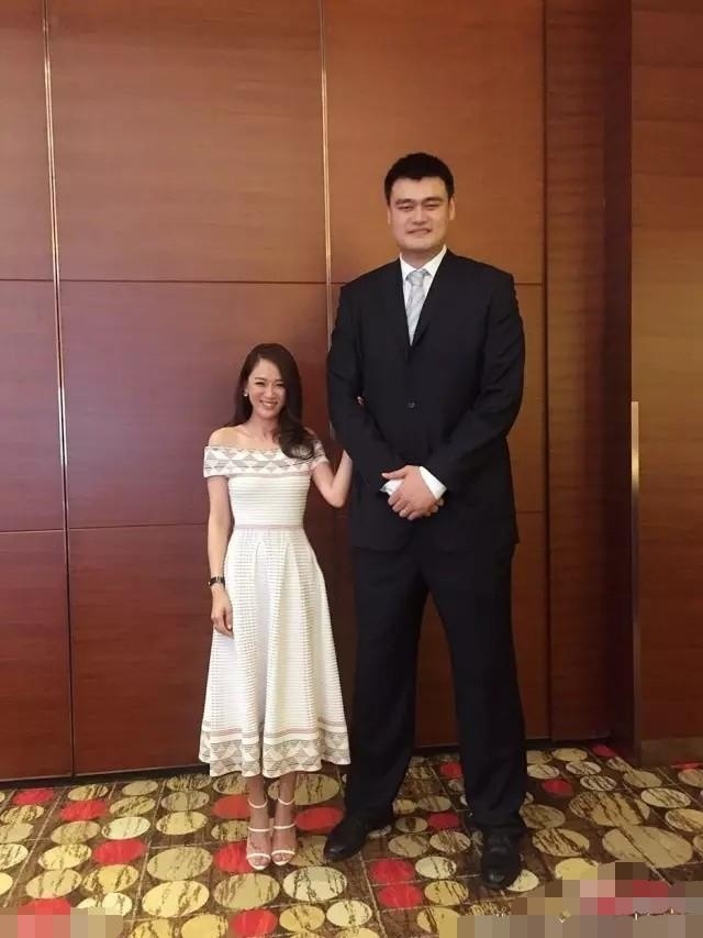 
Chẳng lo ngại mình bị dìm, Trần Kiều Ân cười tươi như hoa khi chụp ảnh chung với Yao Ming. Đứng cạnh Yao Ming, Trần Kiều Ân hiện ra là một cô cái nhỏ xinh xắn đáng yêu và vô cùng lém lỉnh.
