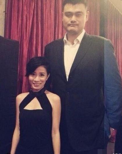 
Cười thật tươi bên Yao Ming, Xa Thi Mạn diện một bộ đầm đen khiến cô trở nên xinh đẹp và thêm phần quyến rũ. Chiều cao của Xa Thi Mạn cũng không phải dạng vừa khi cô đứng cao ngang ngực của Yao Ming. Dĩ nhiên tính cả đôi cao gót nữa.