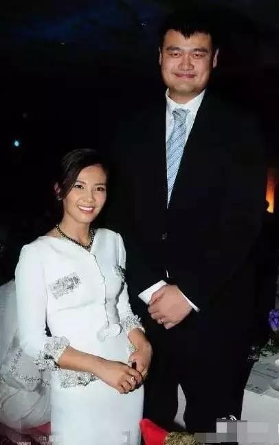 
Khó có thể nhận ra đây là nữ diễn viên Lưu Đào. Cười tươi hết cỡ khi đứng cạnh Yao Ming, cô đã khiến Yao Ming cũng phải mỉm cười theo thay vì gương mặt nghiêm túc xài hoài không chán của anh.