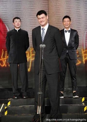 
Đạo diễn Phùng Tiểu Cương - Yao Ming và Lưu Đức Hoa. Chắc chắn đây là tấm ảnh đỡ dìm chiều cao nhất vì Lưu Đức Hoa và Phùng Tiểu Cương có sự giúp sức của bậc thềm rồi.