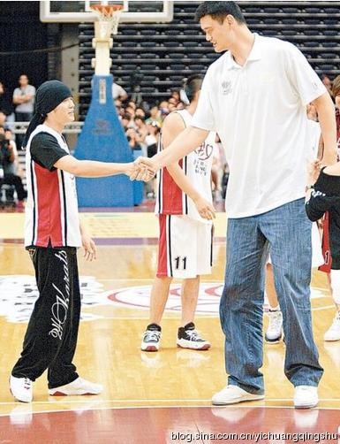 
Châu Kiệt Luân và Yao Ming bắt tay nhau trên sân bóng rổ.
