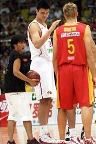 
Tạ Đình Phong bị dìm bởi 2 gã khổng lồ trên sân bóng rổ. Đấu với mình Yao Ming đã mệt giờ thêm người cao như vầy nữa sao chịu nổi đây?