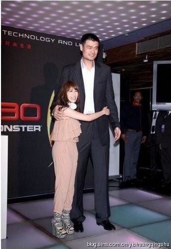 
Tiêu Á Hiên dù mang đôi sandal cao chót vót cũng không lại được với Yao Ming.
