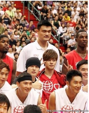 
La Chí Tường bên Yao Ming và đội bóng rổ của mình.