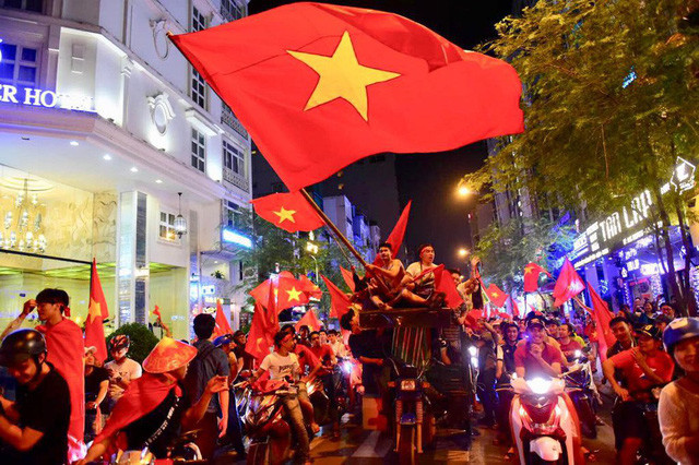 
Cổ động viên Việt Nam ăn mừng sau khi U-23 Việt Nam thắng U-23 Qatar ngày 23-1 - Ảnh: HỮU THUẬN
