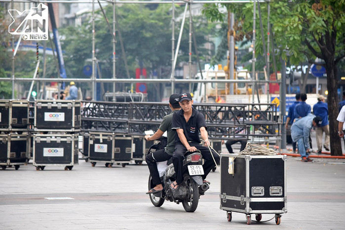 QUÁ ĐÃ: Dàn màn hình LED siêu khủng ở phố Nguyễn Huệ đang sẵn sàng đón hàng nghìn CĐV U23 Việt Nam