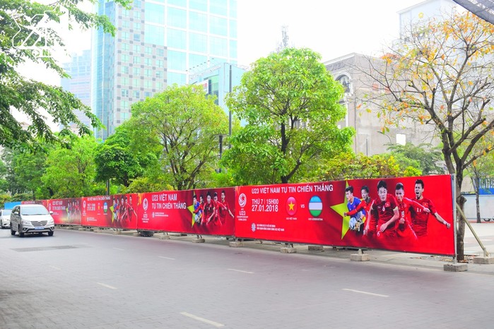 QUÁ ĐÃ: Dàn màn hình LED siêu khủng ở phố Nguyễn Huệ đang sẵn sàng đón hàng nghìn CĐV U23 Việt Nam