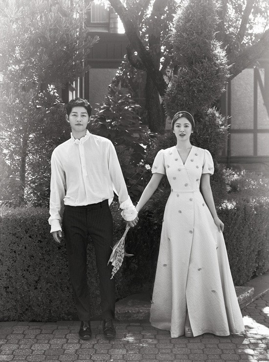 
Chiếc đầm Min diện tại lễ trao giải chính là thiết kế phiên bản của bộ cánh mà Song Hye Kyo đã từng diện trong shoot ảnh cưới lãng mạng năm ngoái.