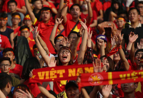 
Người hâm mộ bóng đá Việt Nam xem trận bán kết hôm 23/1 tại sân vận động Hàng Đẫy, Hà Nội. Ảnh: Ngọc Thành.