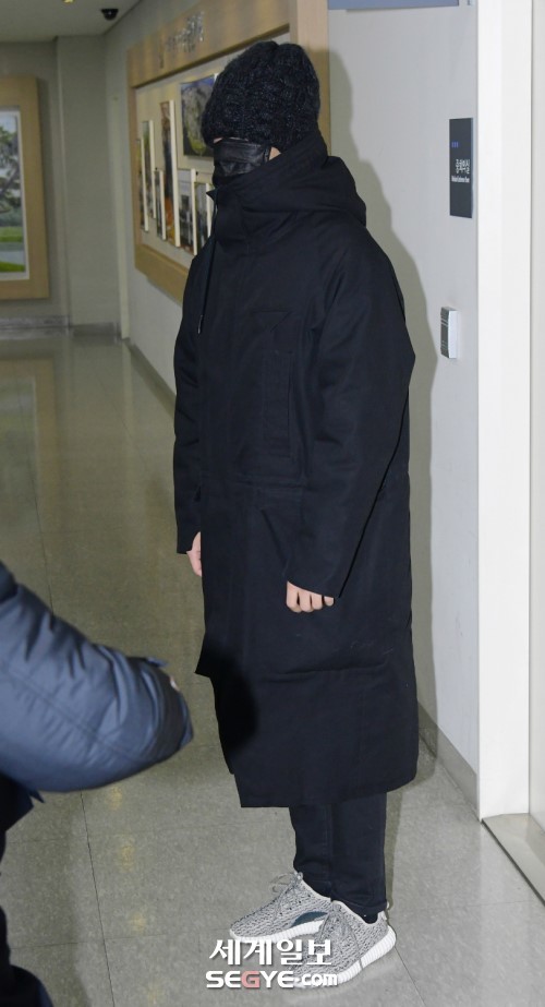 T.O.P trùm kín mít trong ngày trở lại nhập ngũ sau scandal chất cấm