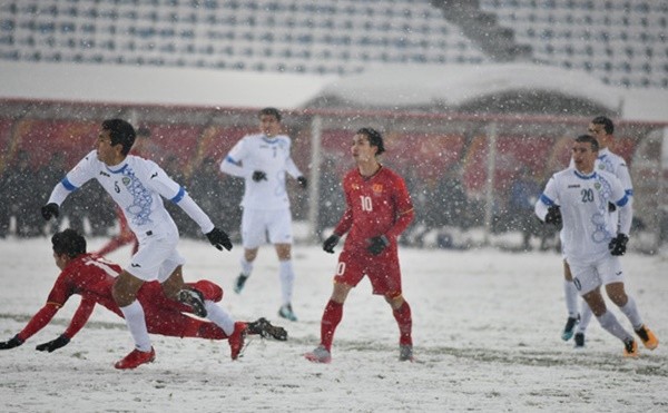 AFC cho tạm dừng trận đấu để dọn tuyết trên sân